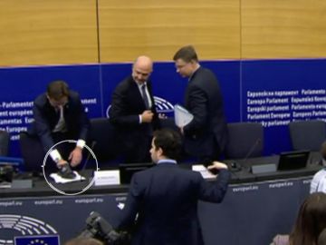 El comisario de Economía Pierre Moscovici tacha de "grotesco" , el episodio del zapatazo del eurodiputado ultraderechista italiano Angelo Ciocca El comisario de Economía Pierre Moscovici tacha de "grotesco" , el episodio del zapatazo del eurodiputado ultraderechista italiano Angelo Ciocca