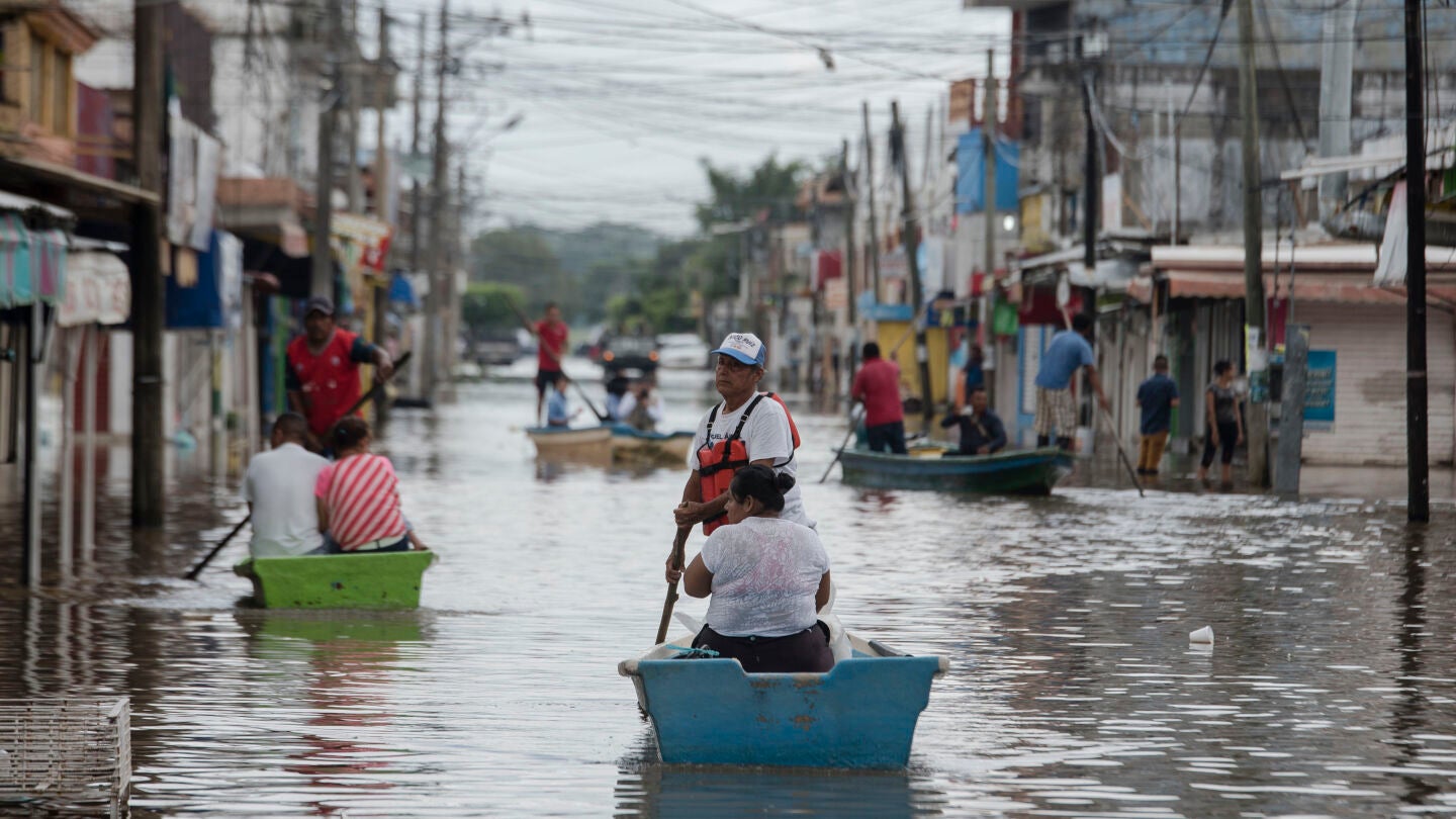 Habitantes de Minatitl&aacute;n, en el estado de Veracruz, utilizan barcazas para cruzar las calles inundadas