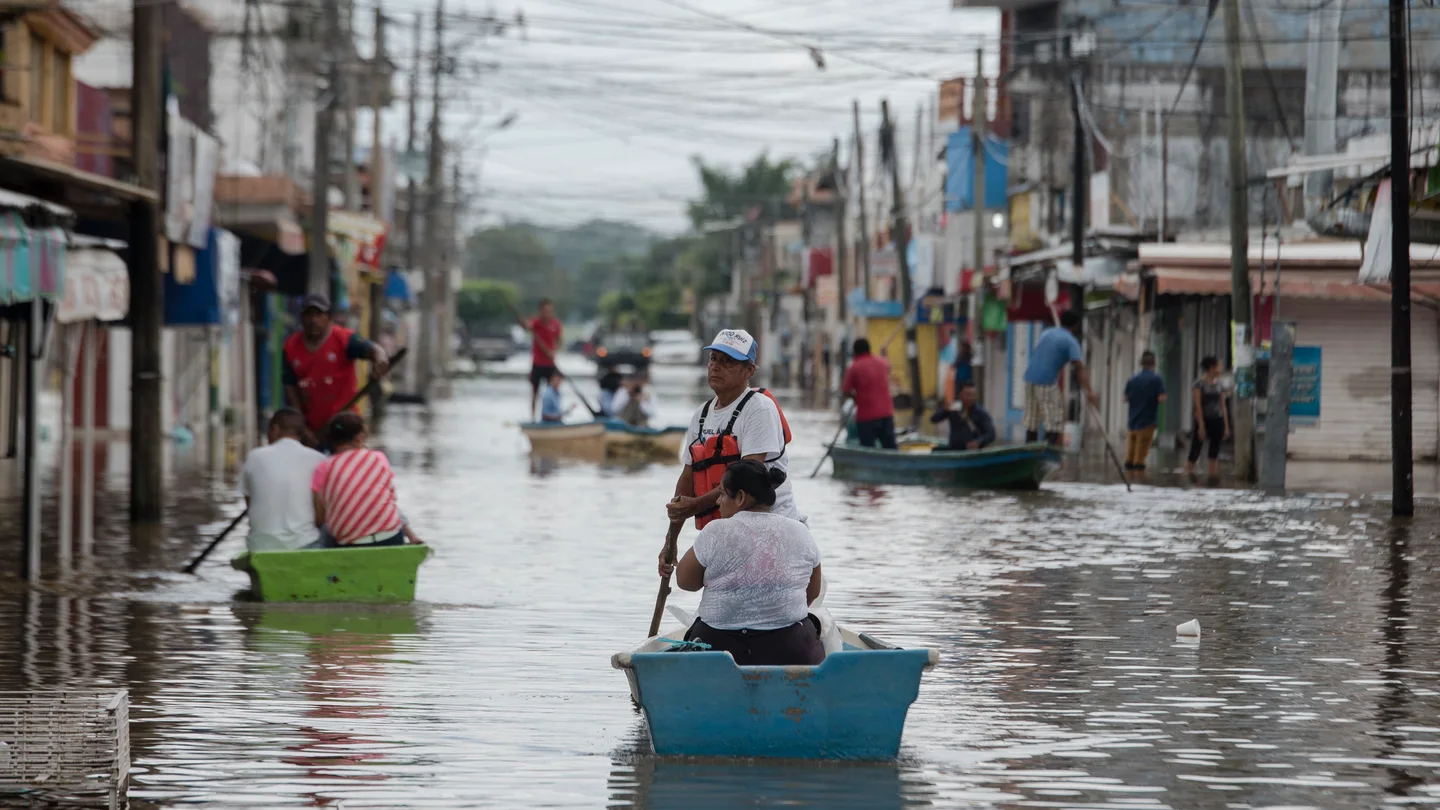 Habitantes de Minatitlán, en el estado de Veracruz, utilizan barcazas para cruzar las calles inundadas Habitantes de Minatitlán, en el estado de Veracruz, utilizan barcazas para cruzar las calles inundadas