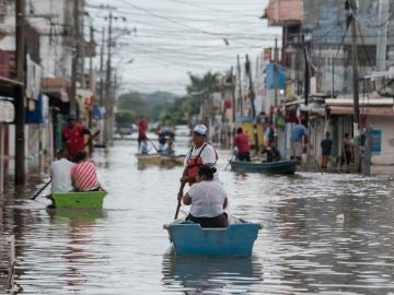Habitantes de Minatitlán, en el estado de Veracruz, utilizan barcazas para cruzar las calles inundadas Habitantes de Minatitlán, en el estado de Veracruz, utilizan barcazas para cruzar las calles inundadas