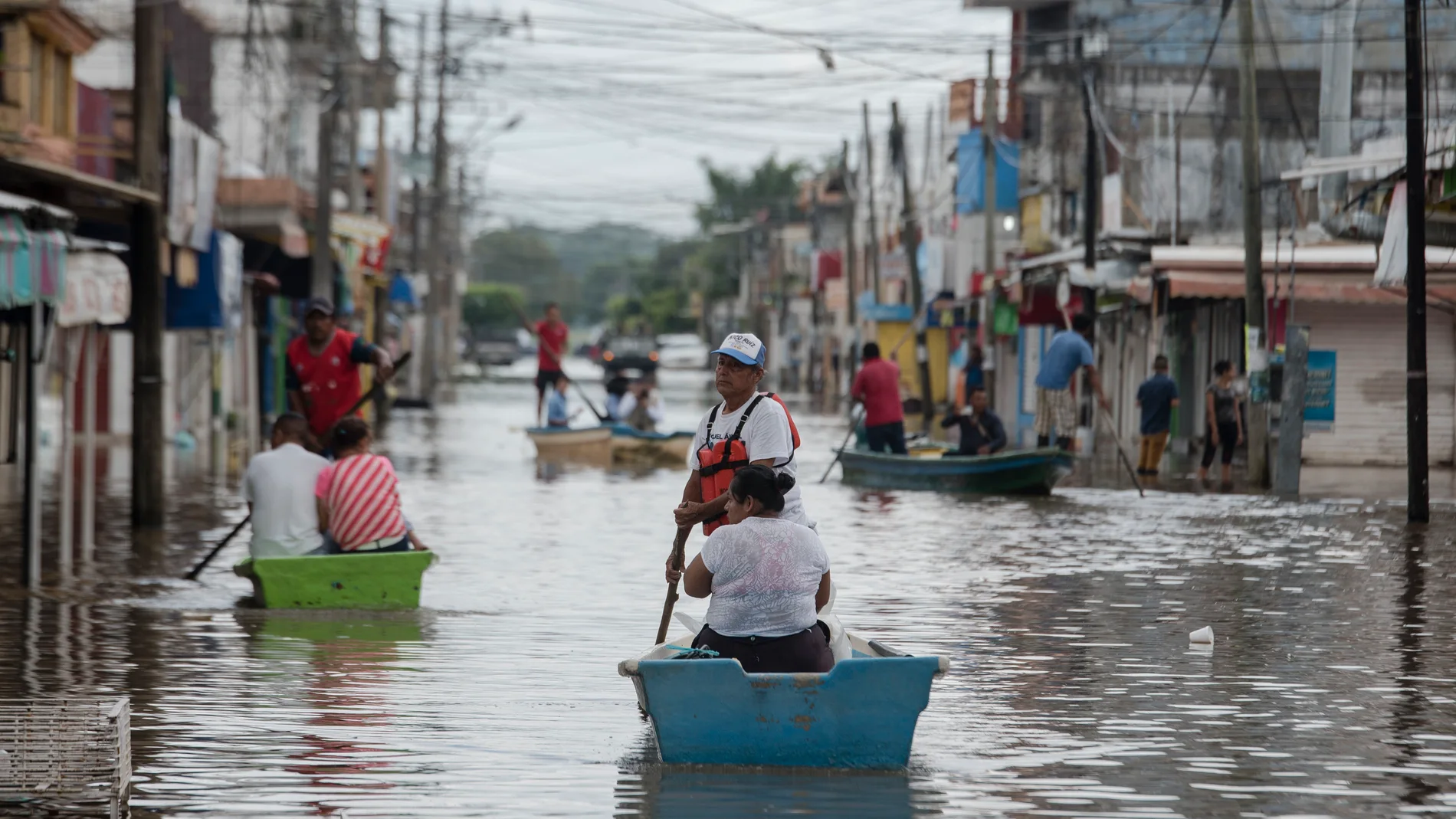 Habitantes de Minatitlán, en el estado de Veracruz, utilizan barcazas para cruzar las calles inundadas