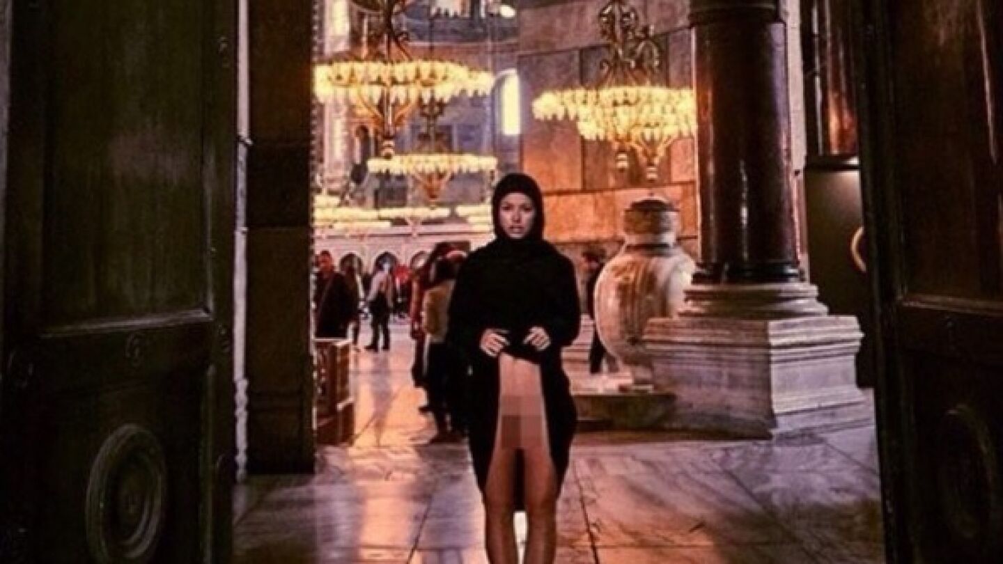 La modelo Marisa Papen posa desnuda en la bas&iacute;lica de Santa Sof&iacute;a