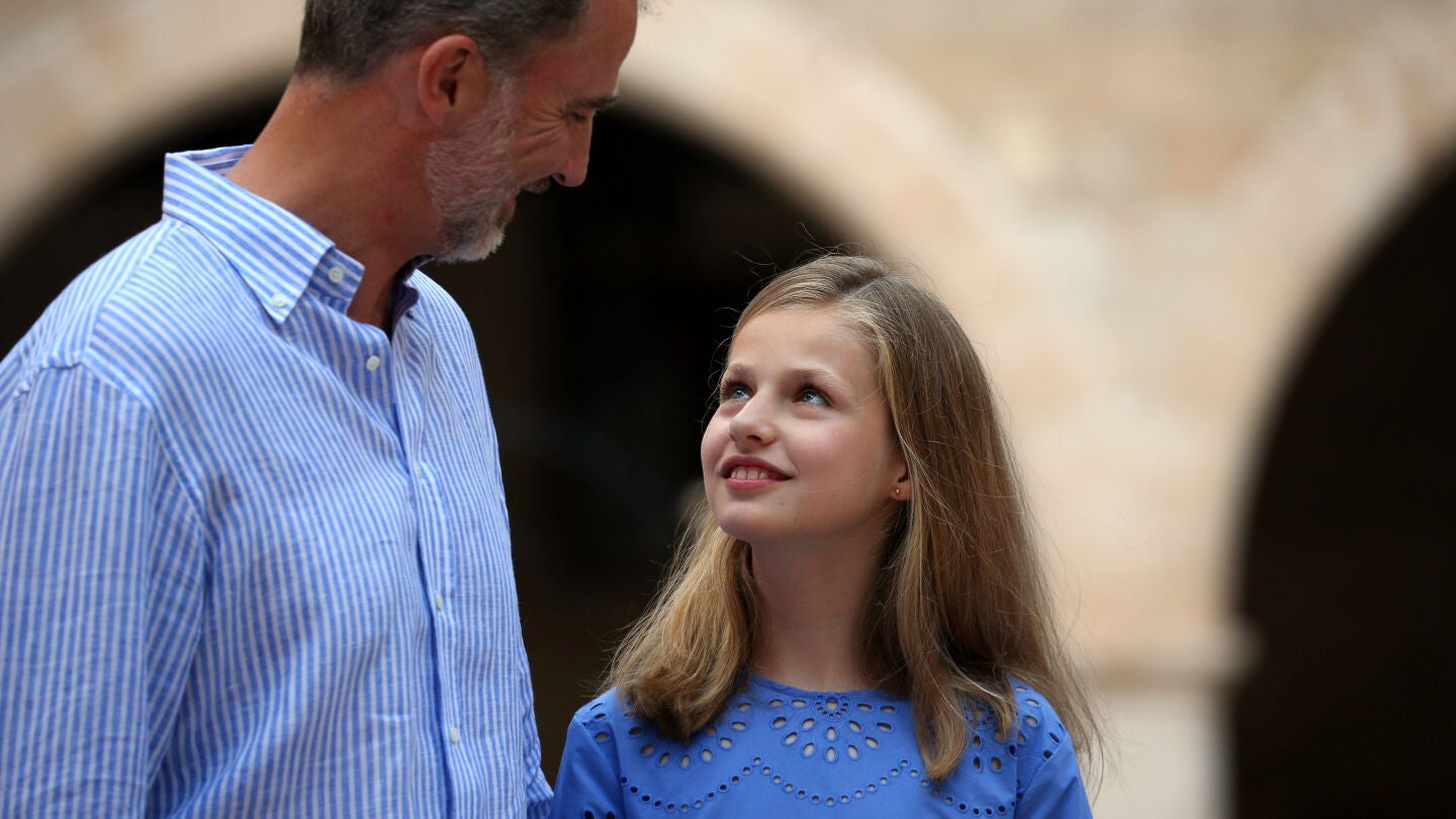 La Princesa Leonor junto a su padre en el Palacio de la Almudaina durante sus vacaciones en Palma