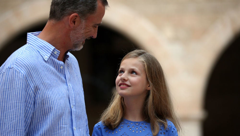 La Princesa Leonor junto a su padre en el Palacio de la Almudaina durante sus vacaciones en Palma