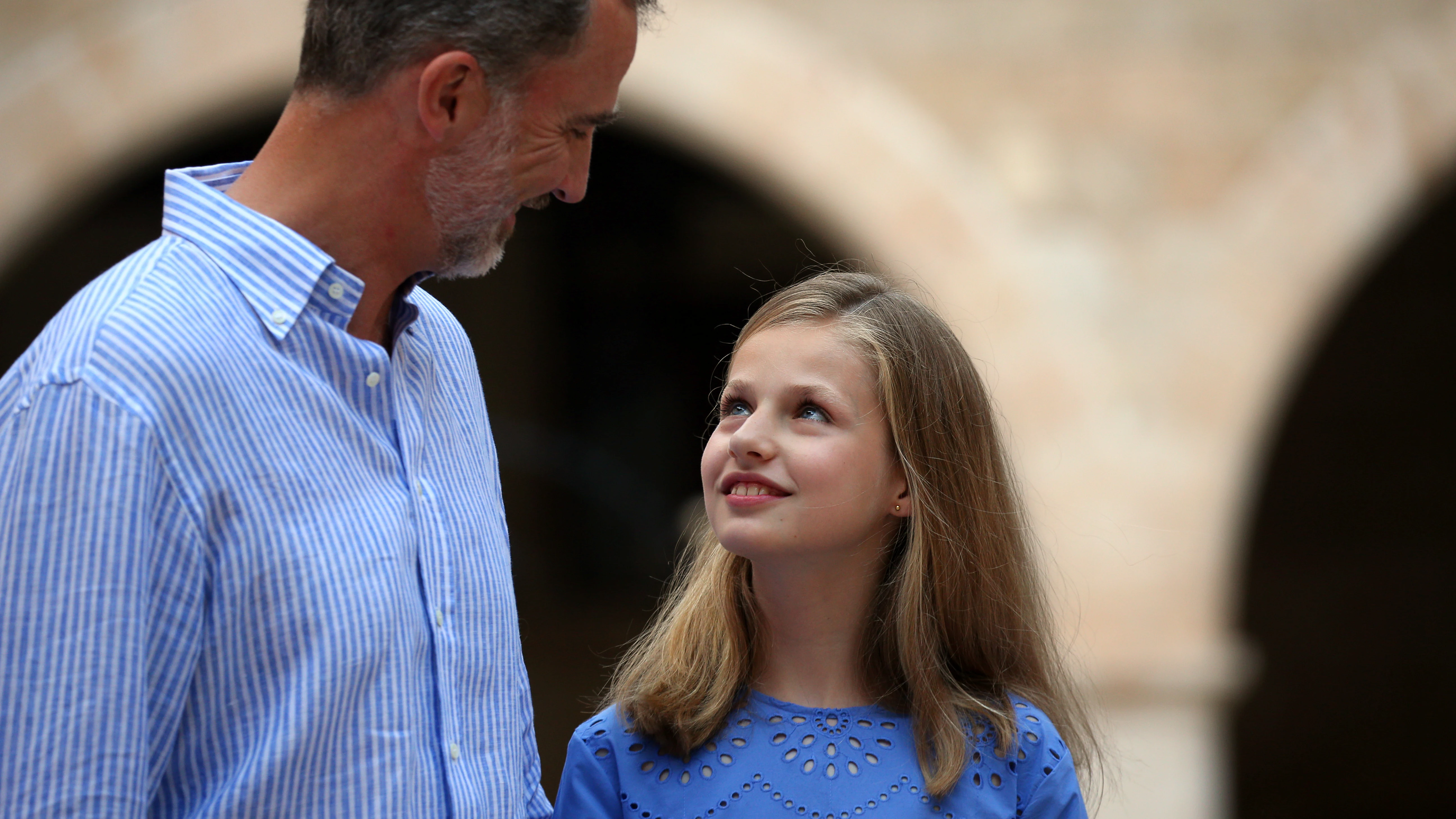 La Princesa Leonor junto a su padre en el Palacio de la Almudaina durante sus vacaciones en Palma