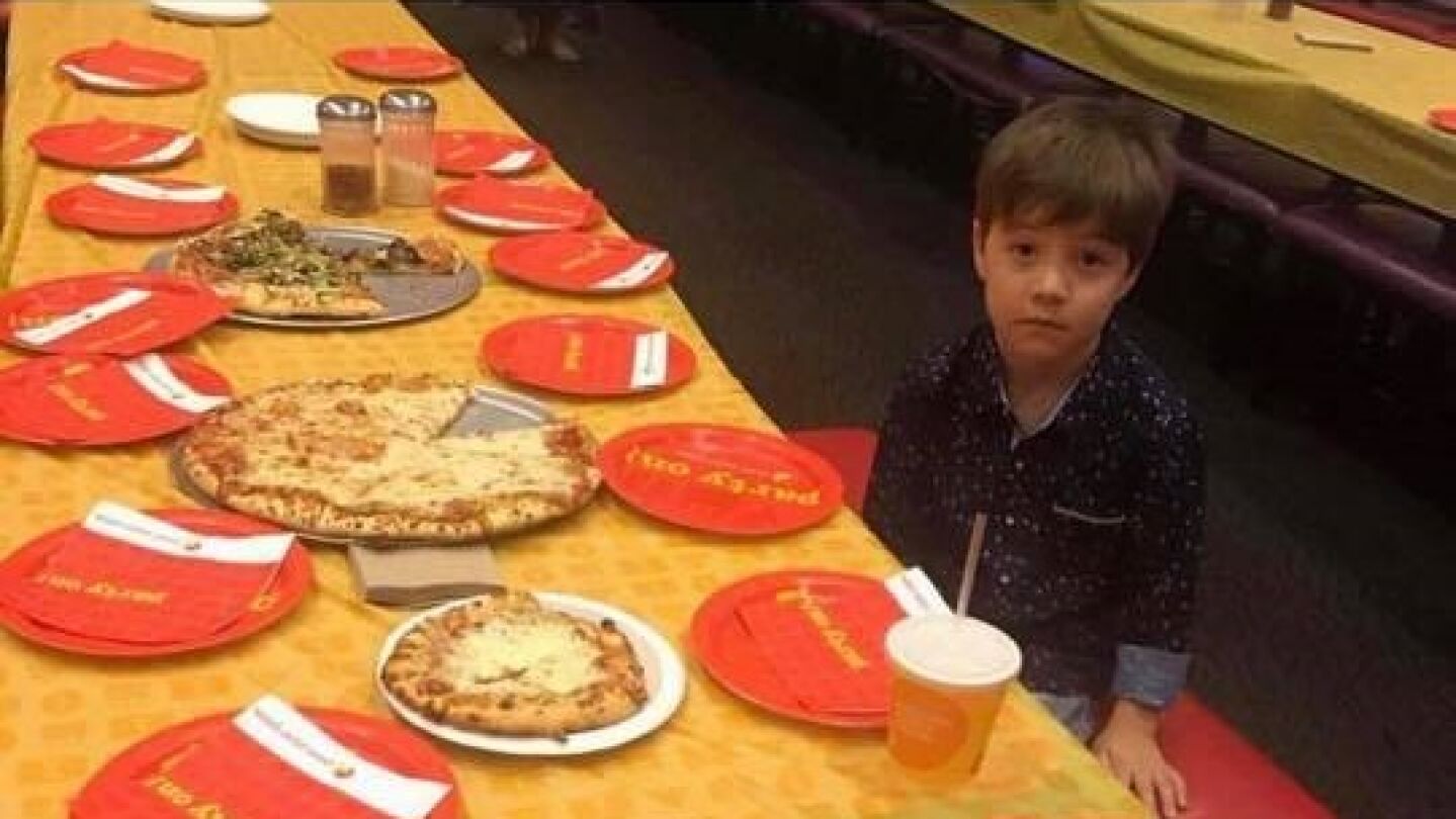 El ni&ntilde;o solo en su fiesta de cumplea&ntilde;os