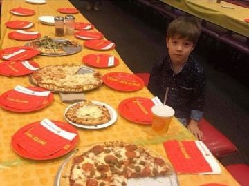 El niño solo en su fiesta de cumpleaños El niño solo en su fiesta de cumpleaños