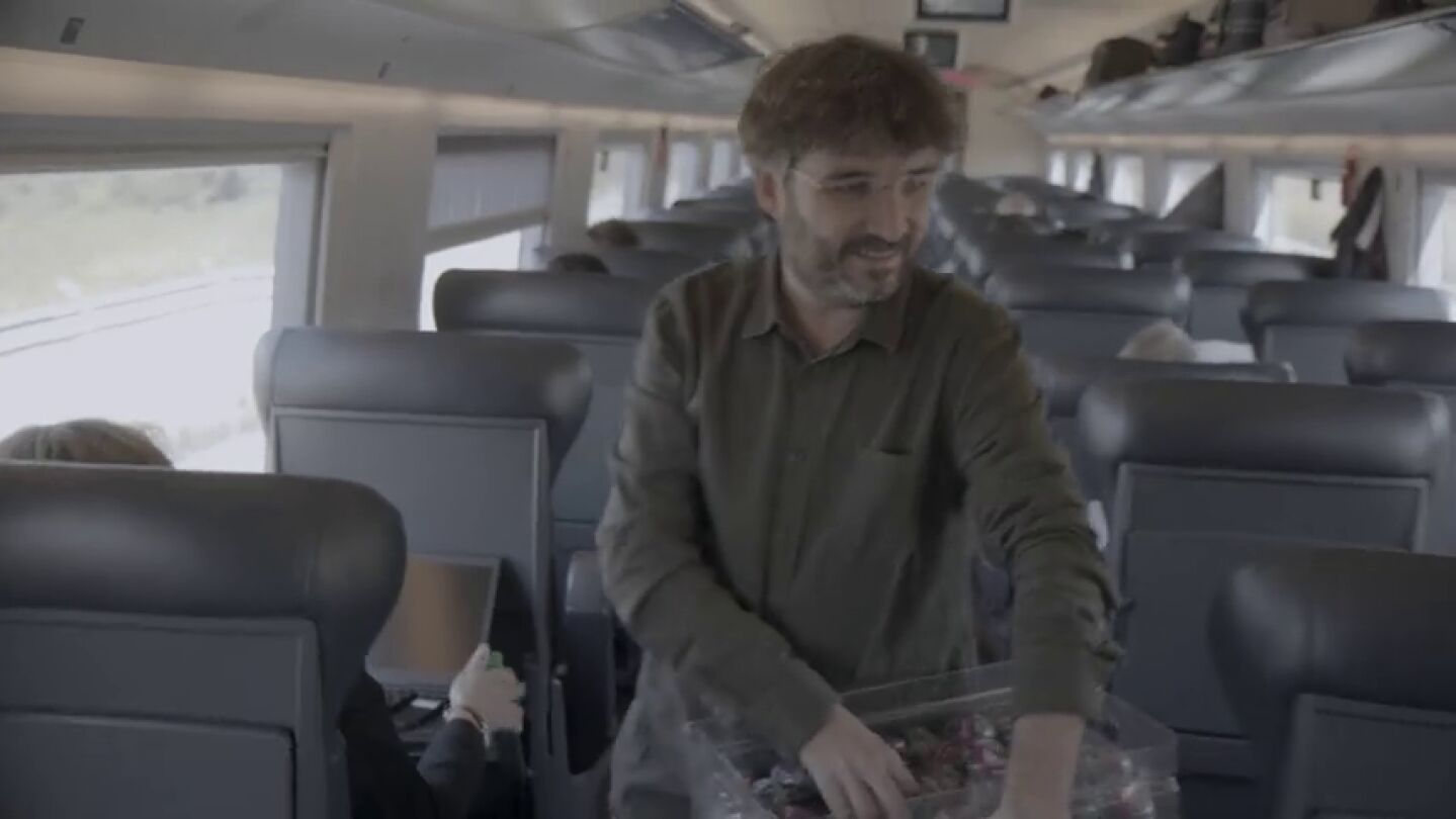 "He visto bastante autocr&iacute;tica": esto es lo que piensan de 'El Dilema' los pasajeros del ave que vieron su preestreno a bordo