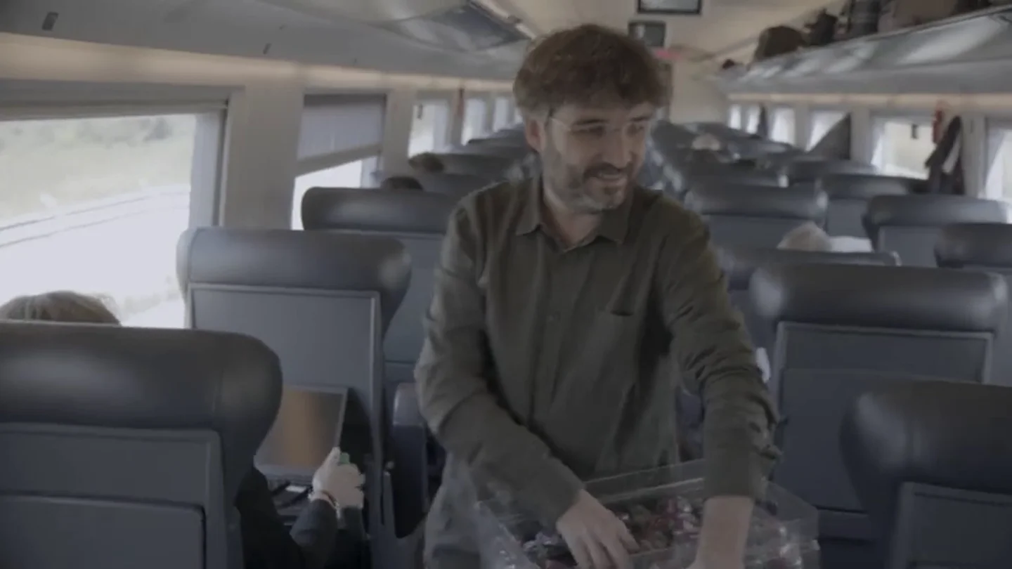 "He visto bastante autocrítica": esto es lo que piensan de 'El Dilema' los pasajeros del ave que vieron su preestreno a bordo "He visto bastante autocrítica": esto es lo que piensan de 'El Dilema' los pasajeros del ave que vieron su preestreno a bordo