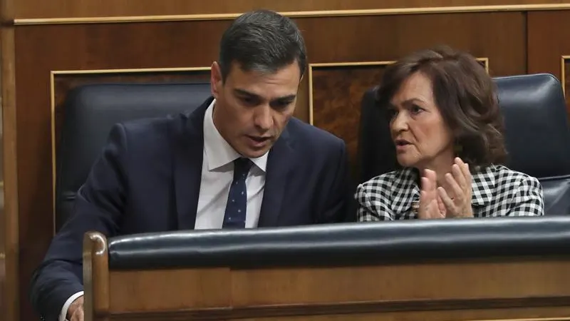 Pedro Sánchez con Carmen Calvo en el Congreso