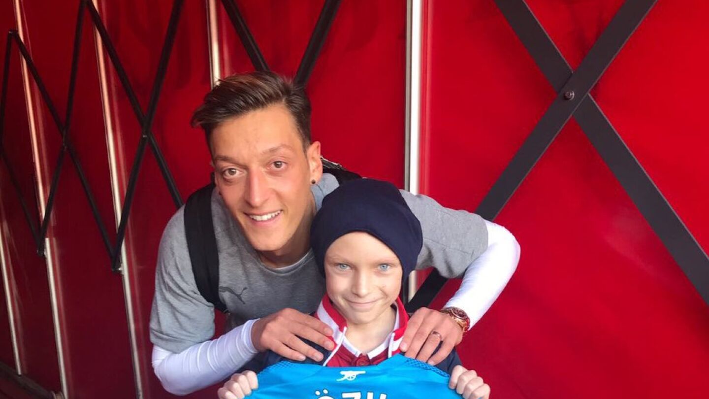 &Ouml;zil y el peque&ntilde;o Charlie