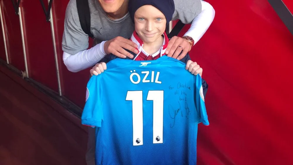 Özil y el pequeño Charlie