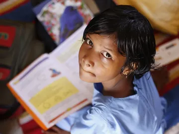 Niños estudiando Niños estudiando