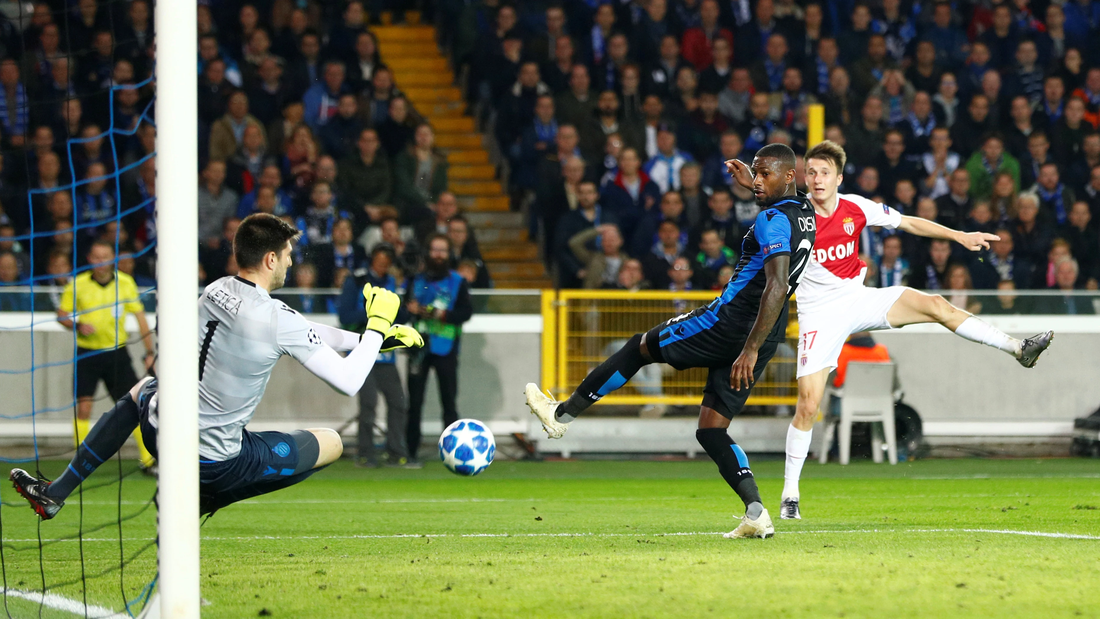 Golovin dispara a puerta ante el Brujas