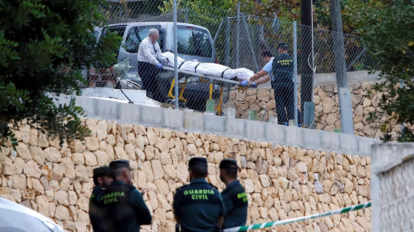 Miembros de los servicios funerarios trasladan uno de los cuerpos Miembros de los servicios funerarios trasladan uno de los cuerpos