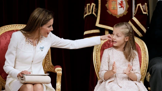 La Reina Letizia tiene un gesto de complicidad con la Princesa Leonor Durante la proclamación de Felipe VI como Rey de España