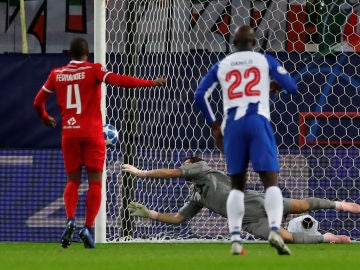 Casillas detiene el penalti a Manuel Fernandes Casillas detiene el penalti a Manuel Fernandes