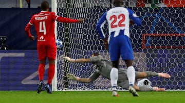 Casillas detiene el penalti a Manuel Fernandes
