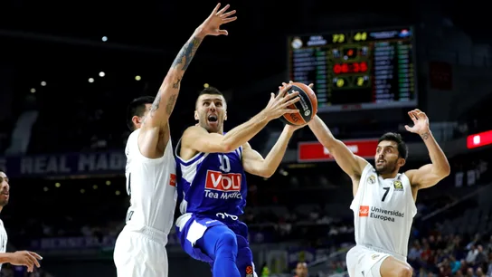 Nemanja Gordic entra a canasta ante la defensa de Facundo Campazzo y Gabriel Deck Nemanja Gordic entra a canasta ante la defensa de Facundo Campazzo y Gabriel Deck