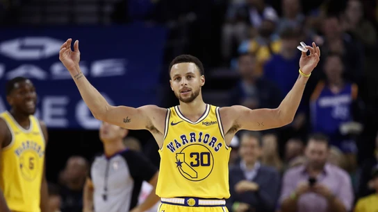 Stephen Curry celebra la victoria de los Warriors Stephen Curry celebra la victoria de los Warriors