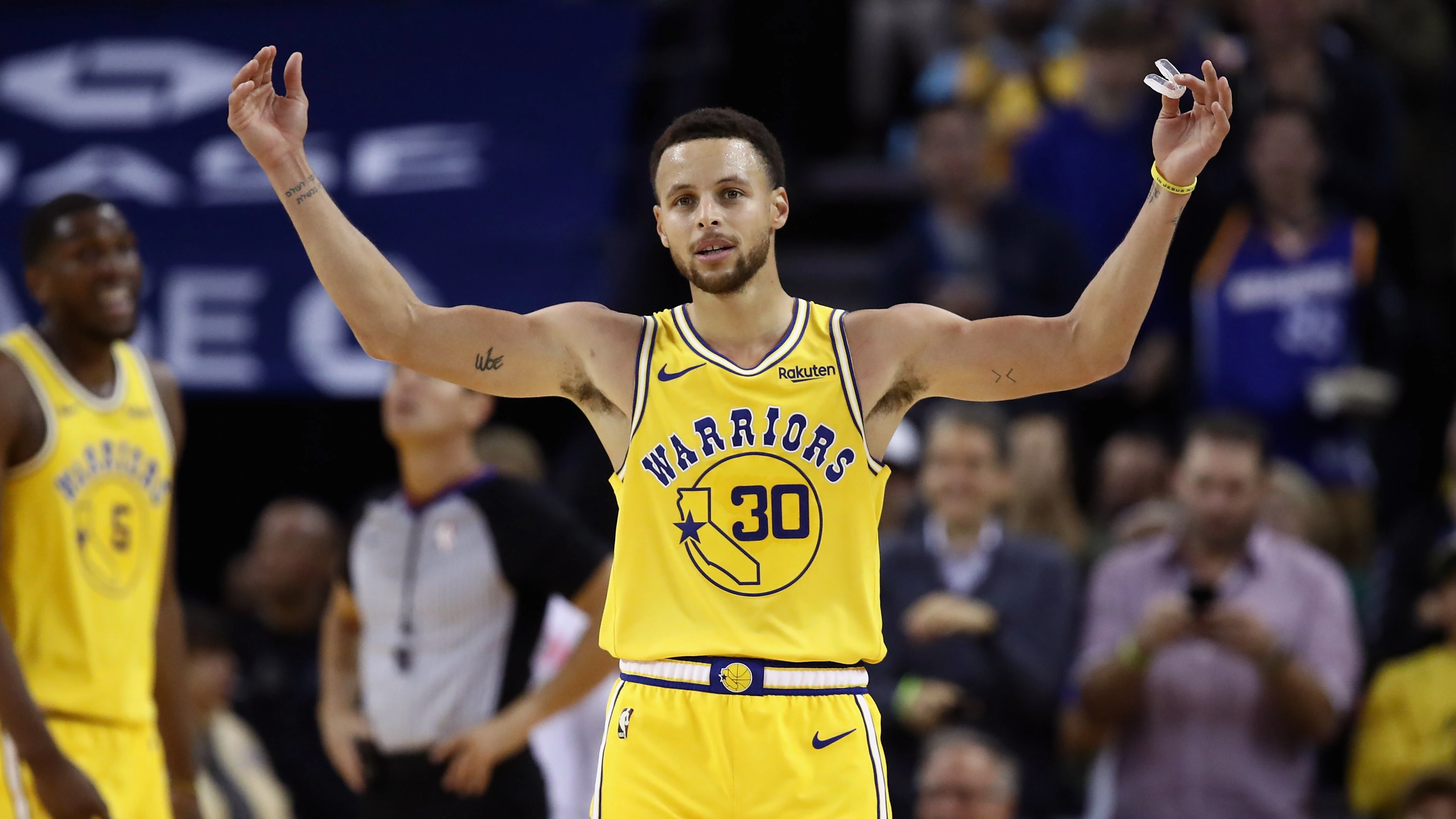 Stephen Curry celebra la victoria de los Warriors