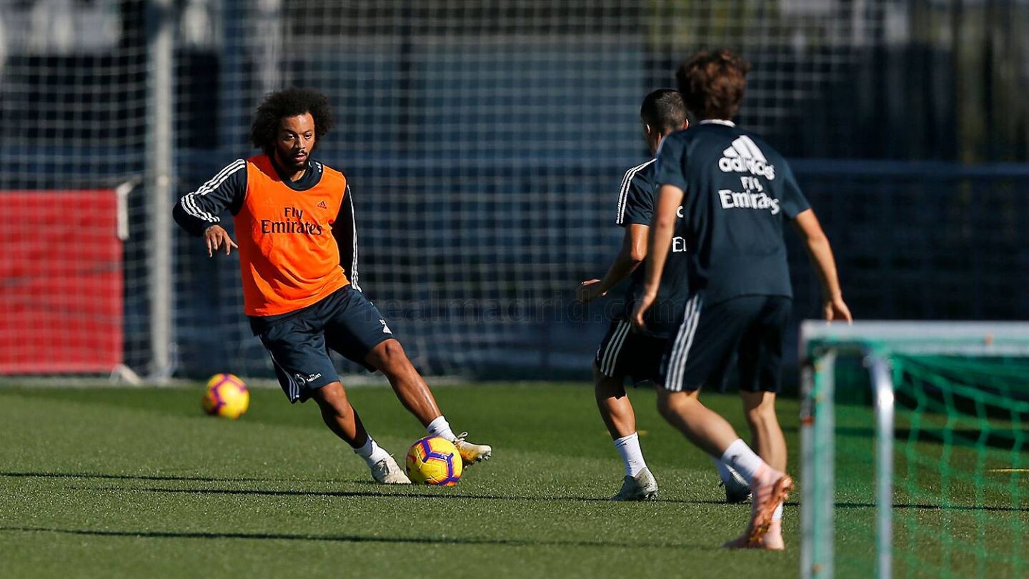 Marcelo conduce el bal&oacute;n en el entrenamiento con el Real Madrid