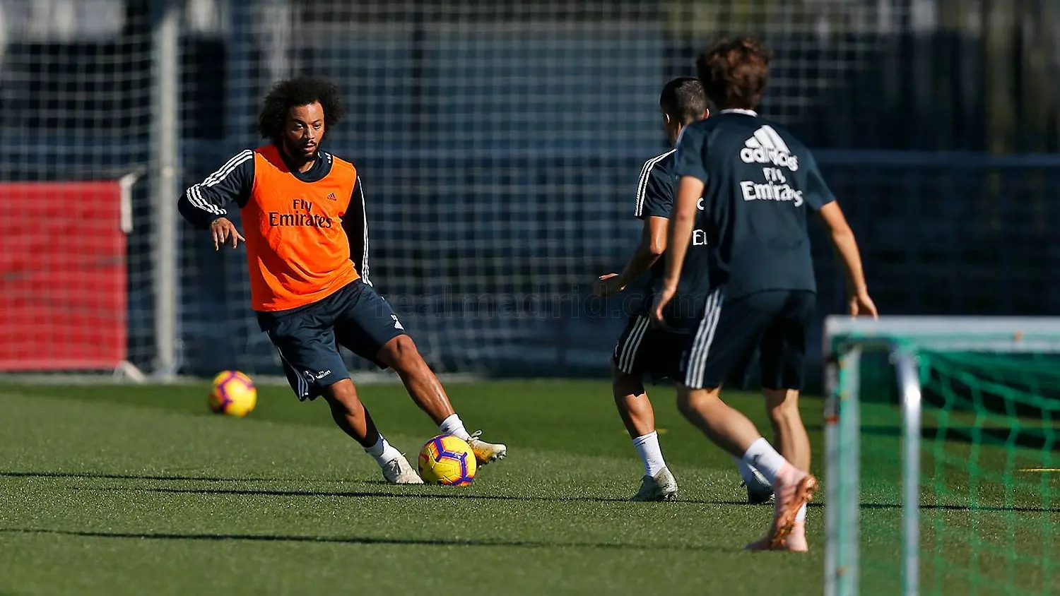 Marcelo conduce el balón en el entrenamiento con el Real Madrid