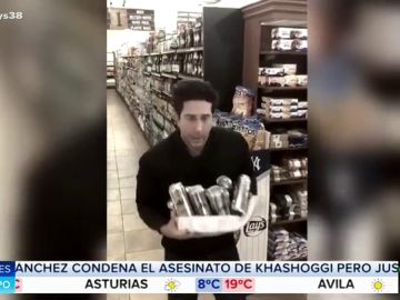 El divertido vídeo de David Schwimmer, Ross de 'Friends', parodiando el robo en un supermercado del que ha sido acusado por error El divertido vídeo de David Schwimmer, Ross de 'Friends', parodiando el robo en un supermercado del que ha sido acusado por error