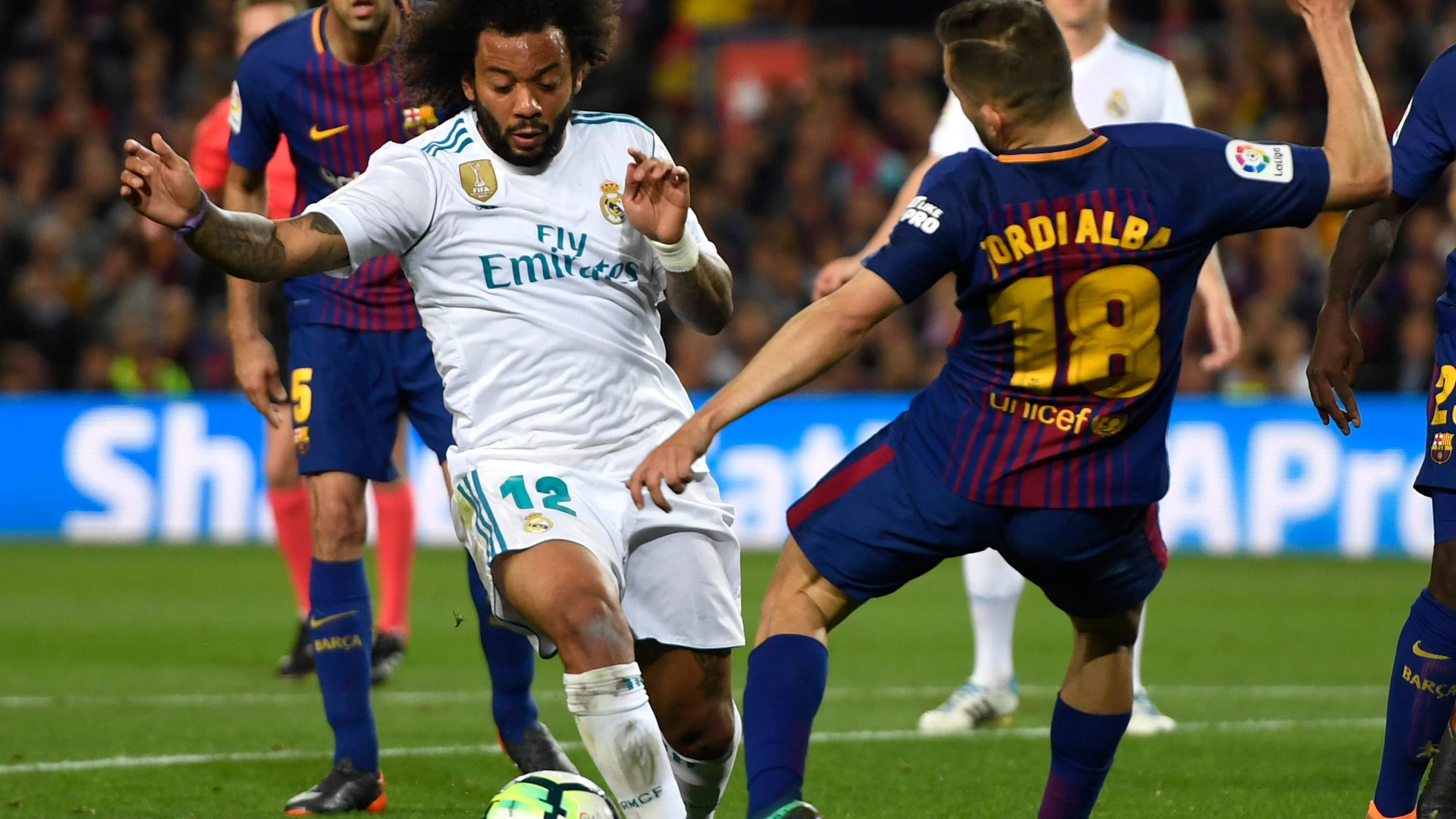 Choque entre Marcelo y Jordi Alba