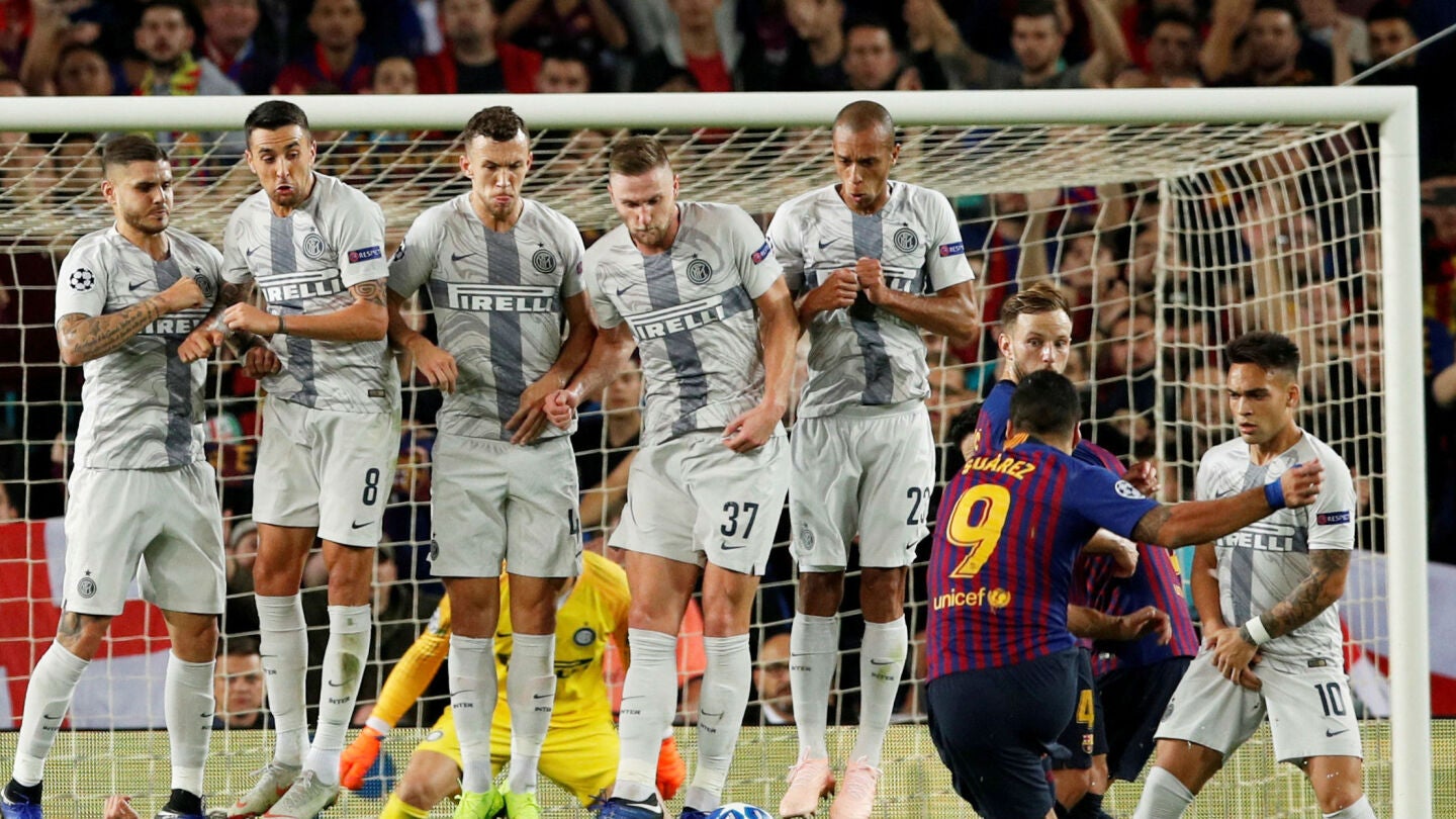 Luis Su&aacute;rez lanza una falta ante el Inter de Mil&aacute;n