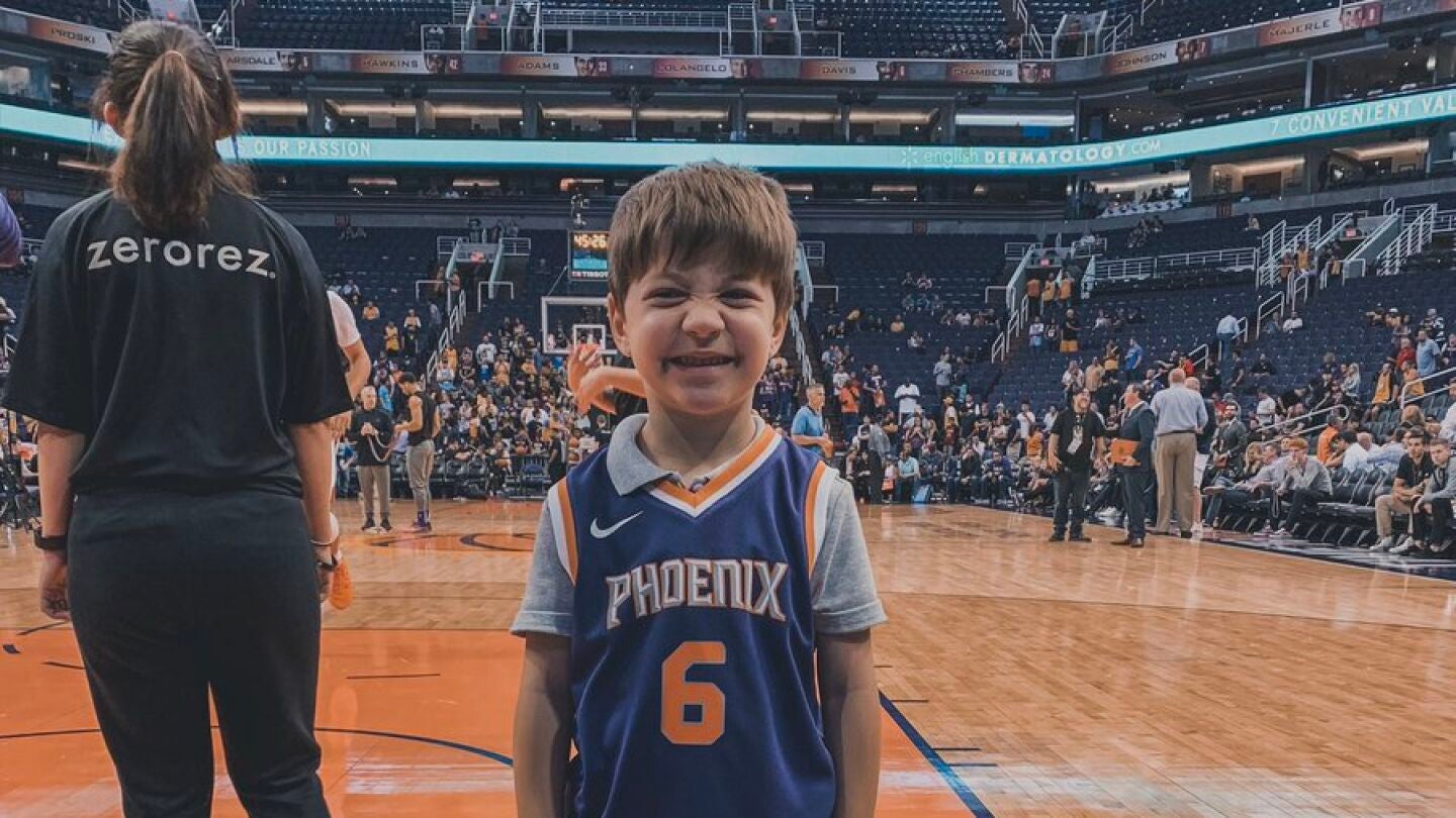 El peque&ntilde;o Teddy con su camiseta de los Phoenix Suns