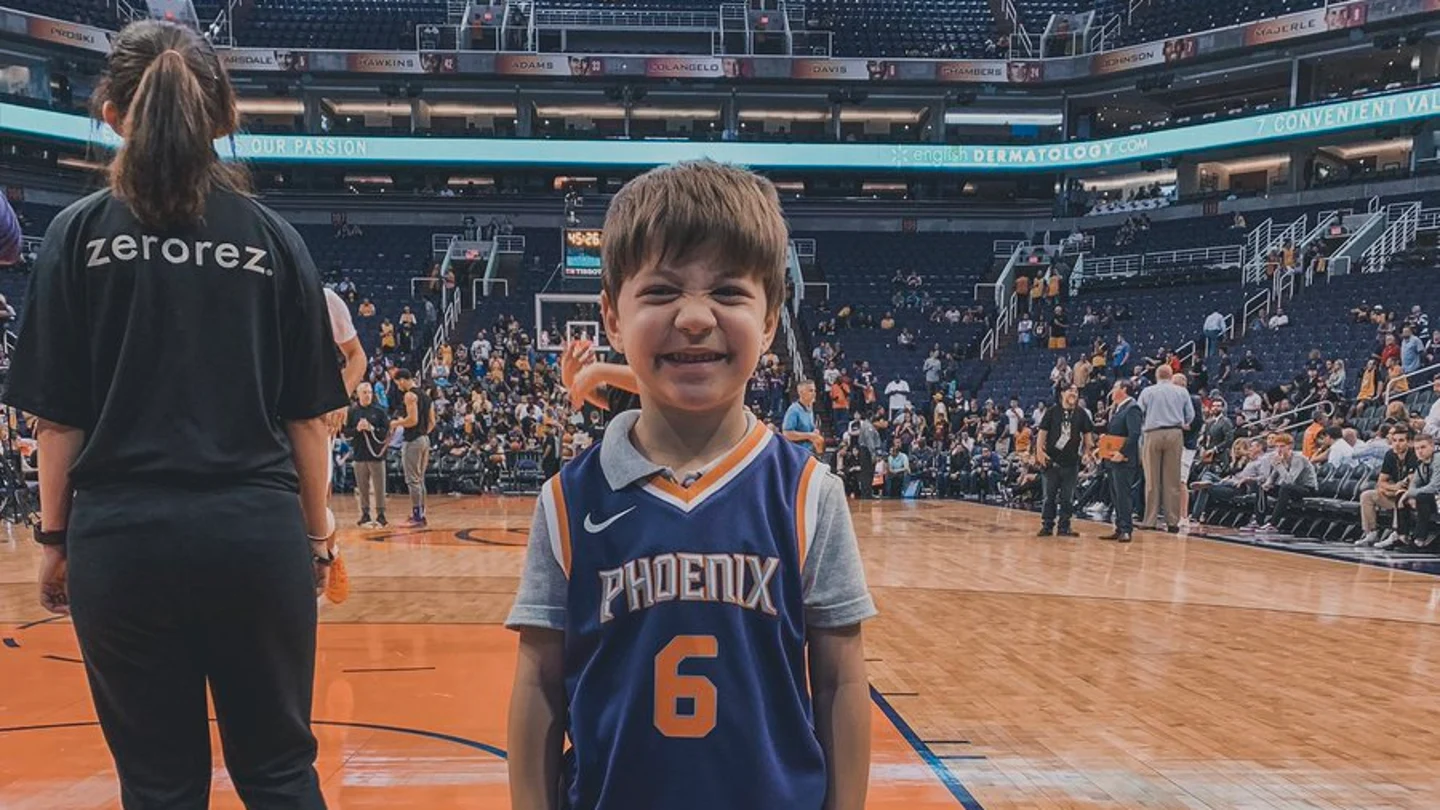 El pequeño Teddy con su camiseta de los Phoenix Suns El pequeño Teddy con su camiseta de los Phoenix Suns