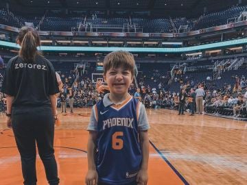 El pequeño Teddy con su camiseta de los Phoenix Suns El pequeño Teddy con su camiseta de los Phoenix Suns