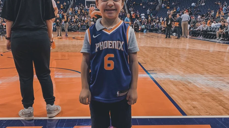 El pequeño Teddy con su camiseta de los Phoenix Suns