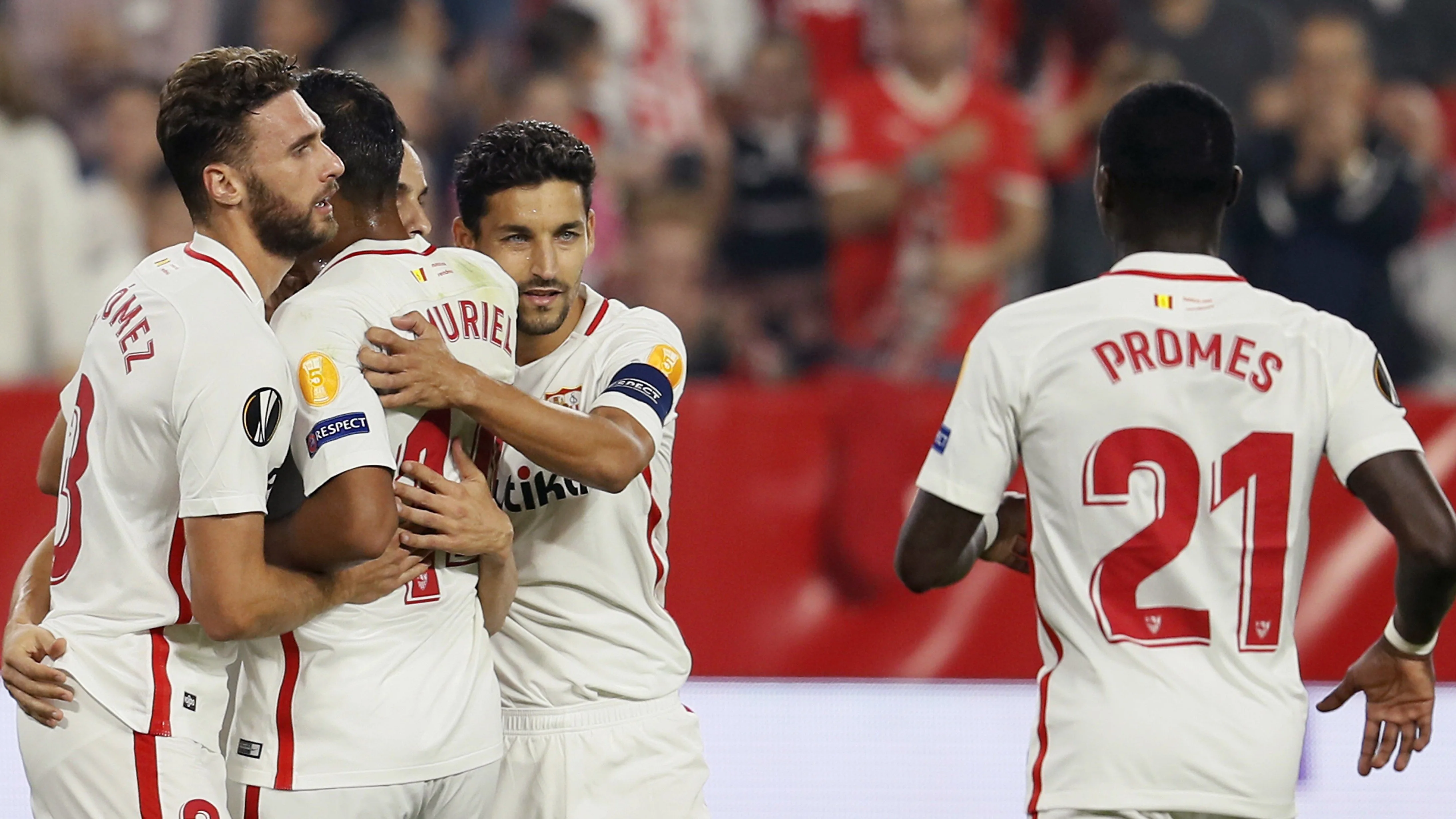 Los jugadores del Sevilla celebran un gol ante el Akhisar