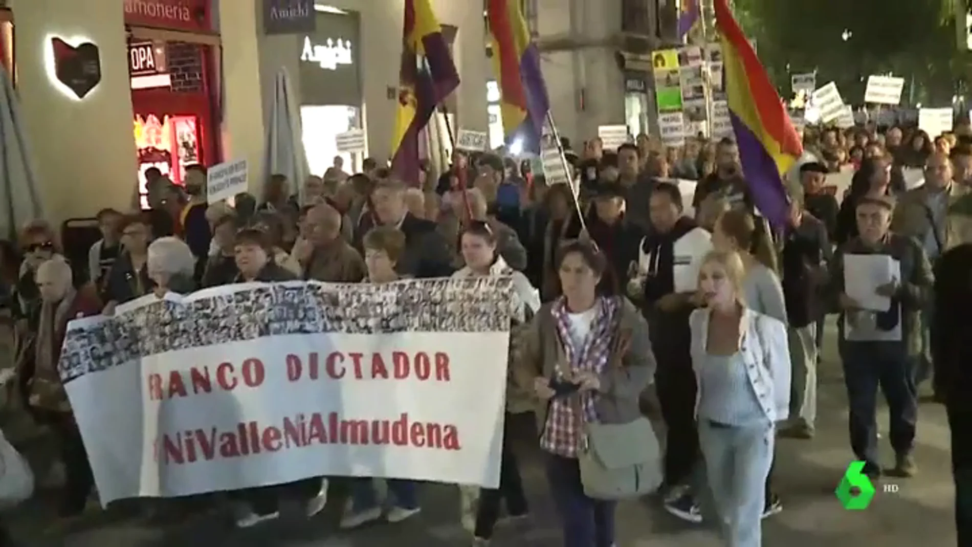"El caudillo irá al contenedor amarillo": Manifestación en Madrid contra el traslado de Franco a La Almudena