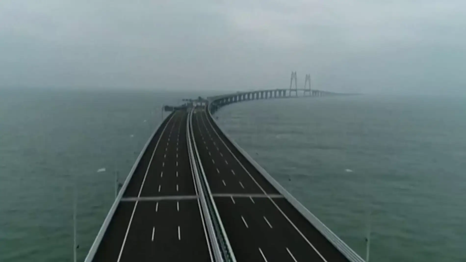 ¿Te atreverías a recorrer un puente de más de 50 km en medio del mar?