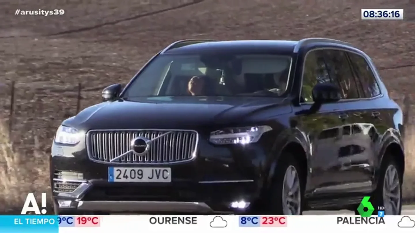 Las imágenes de la 'pillada' de Isa Pantoja echando una cabezadita en el coche de su madre Las imágenes de la 'pillada' de Isa Pantoja echando una cabezadita en el coche de su madre