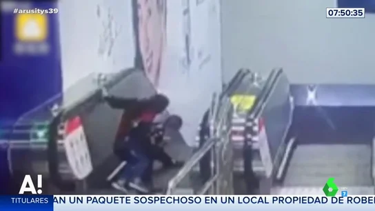 La situación de pánico de una abuela en las escaleras del metro La situación de pánico de una abuela en las escaleras del metro