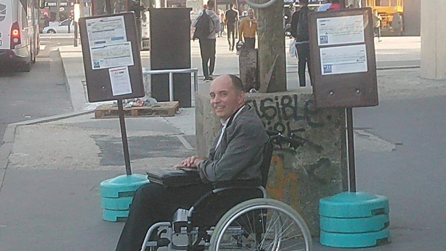 Un conductor hace bajar a todos los pasajeros de su autobús por no ayudar a un hombre en silla de ruedas a subir Un conductor hace bajar a todos los pasajeros de su autobús por no ayudar a un hombre en silla de ruedas a subir