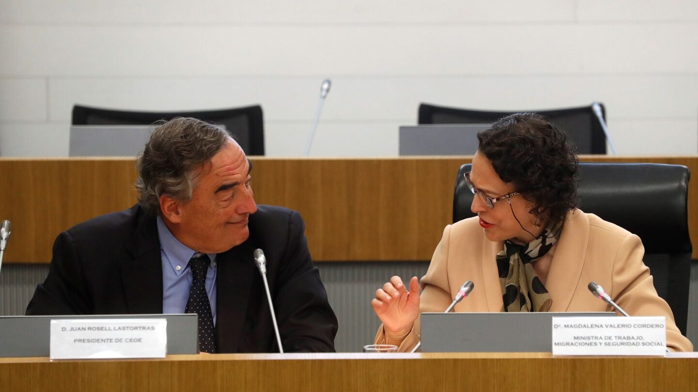 La ministra de Trabajo, Migraciones y Seguridad Social, Magdalena Valerio, junto al presidente de la CEOE, Juan Rosell 