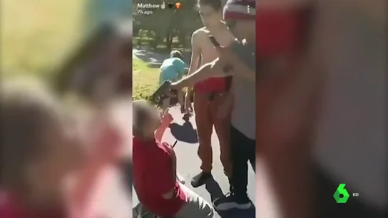 Dos jóvenes acosa a un niño de 13 años apuntándole con una pistola en la cabeza y le propinan puñetazos Dos jóvenes acosa a un niño de 13 años apuntándole con una pistola en la cabeza y le propinan puñetazos