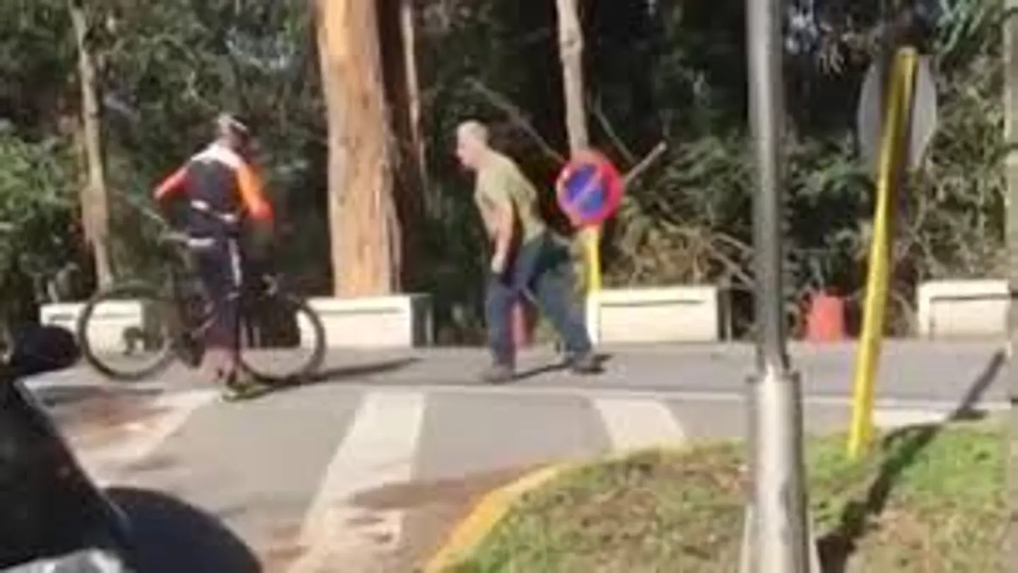 Camionero agrede a ciclistas Camionero agrediendo ciclistas en Ence