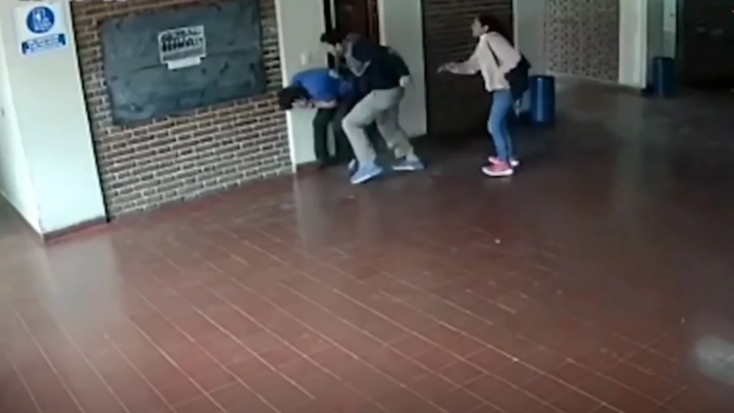 Agresión de un padre a un profesor que abusó de su hija Agresión de un padre a un profesor que abusó de su hija