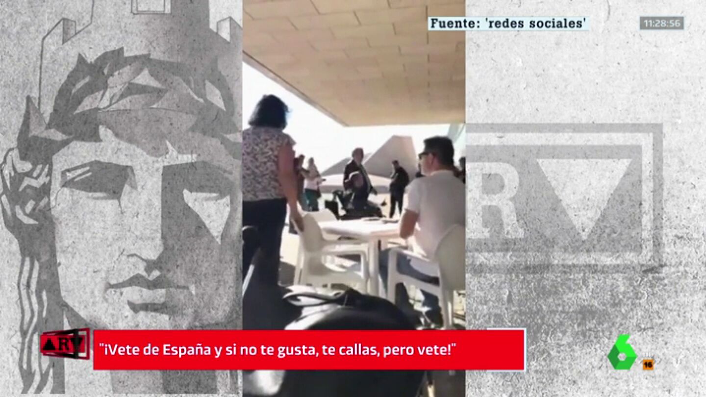 Una mujer increpando a Pablo Echenique
