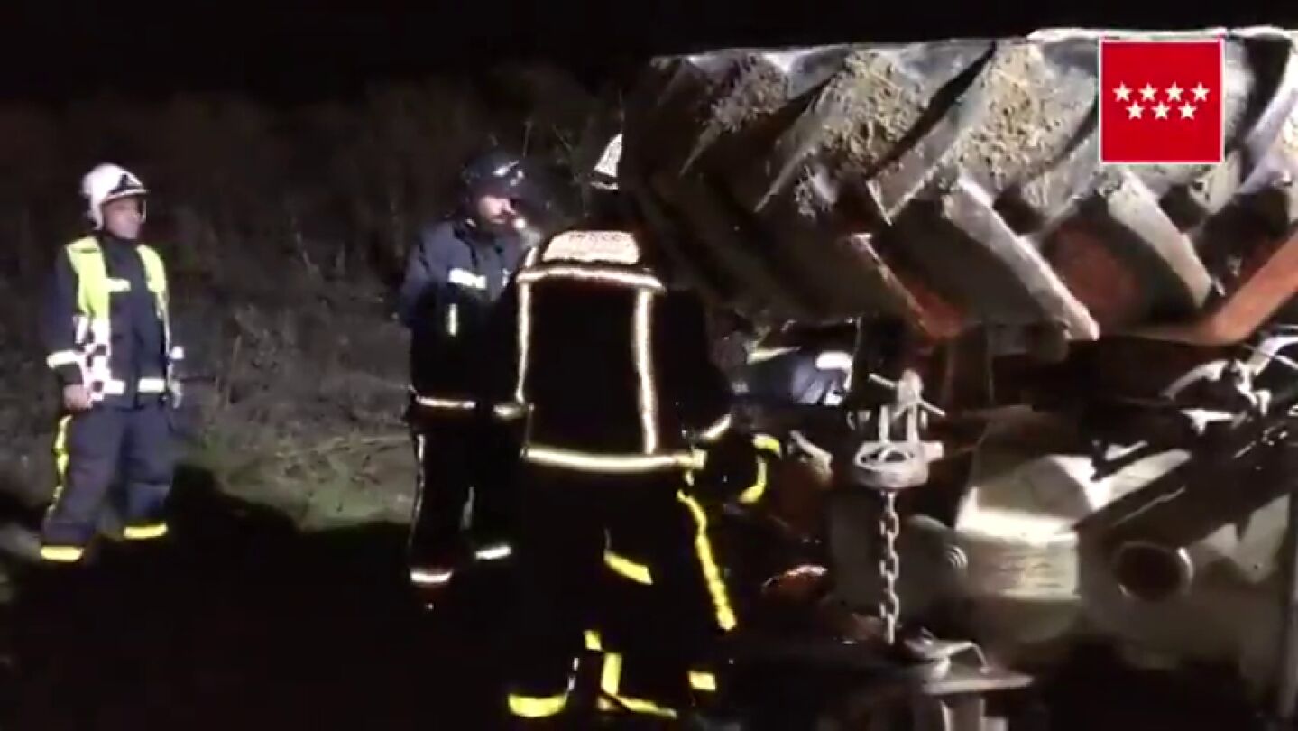 Muere un hombre aplastado por su tractor tras caer por un terrapl&eacute;n en Madrid
