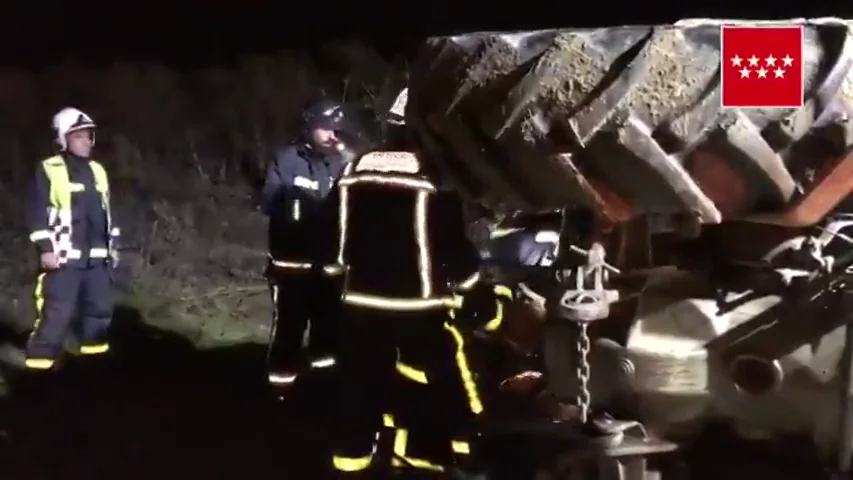 Muere un hombre aplastado por su tractor tras caer por un terraplén en Madrid