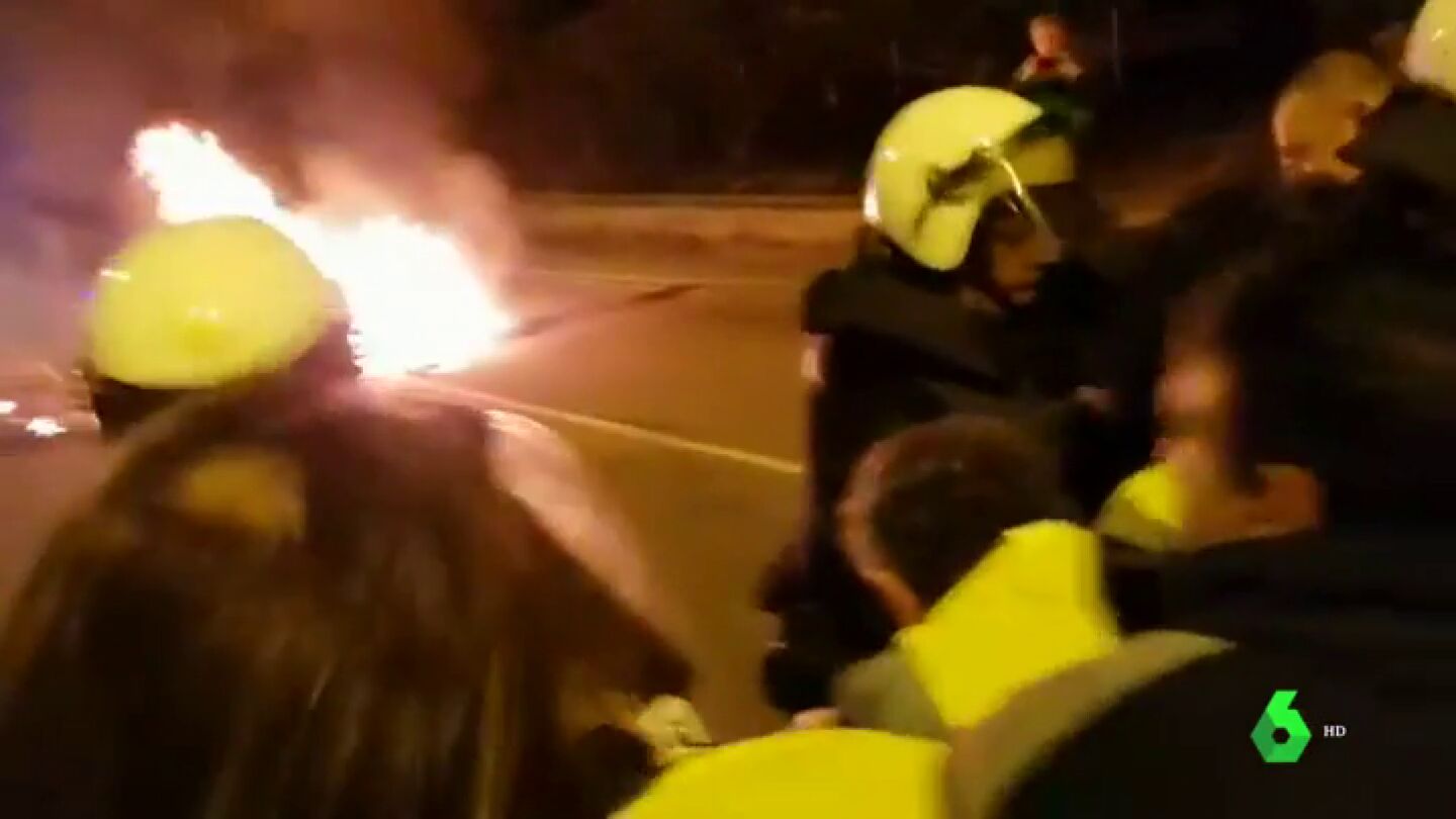 Enfrentamientos entre la Polic&iacute;a y los funcionarios de prisiones de la c&aacute;rcel de Castell&oacute;n en el segundo d&iacute;a de huelga