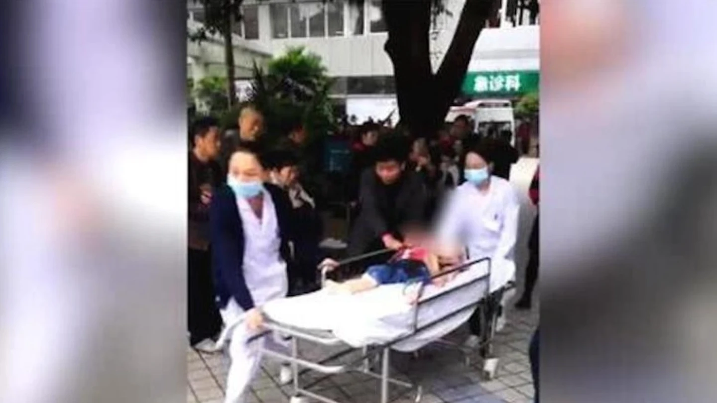 Menor herido tras el ataque de una mujer en las puertas de una guardería en China Menor herido tras el ataque de una mujer en las puertas de una guardería en China