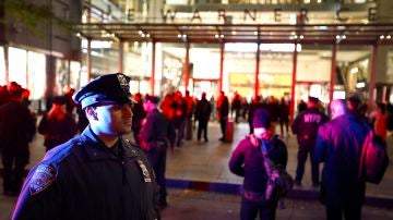Dispositivo en Nueva York tras hallar un paquete bomba en un centro comercial